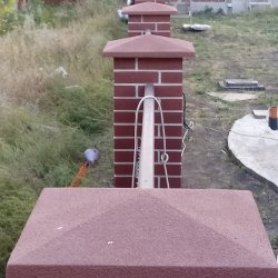Колпак на забор пирамида 2×2 кирпича