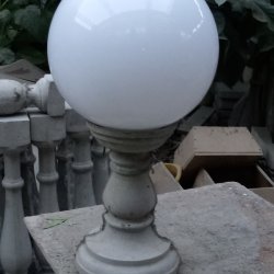 Светильник с бетонным основанием «Шар на ножке»