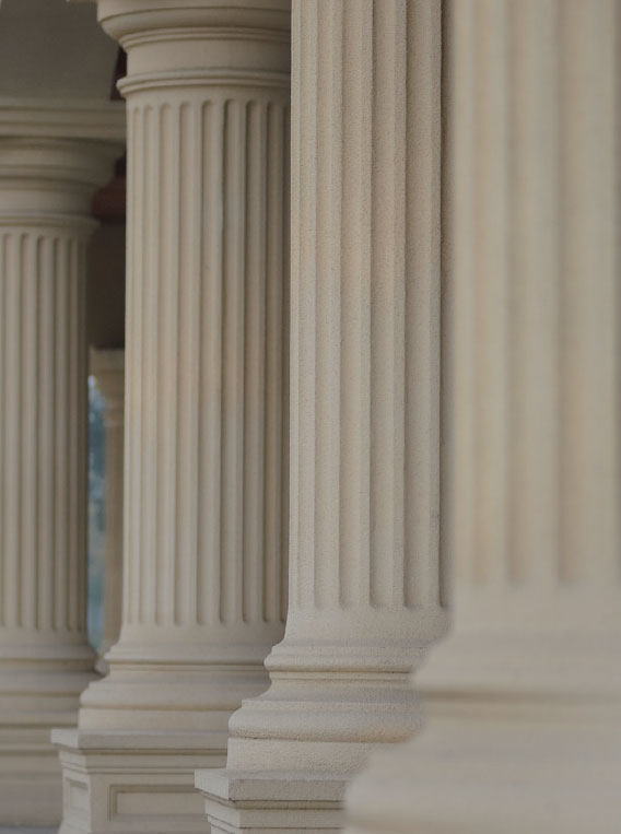 Натуральное каменное покрытие на колоннаде